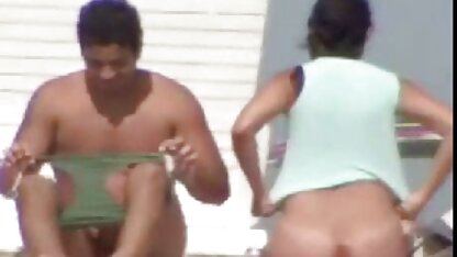 A mulher da MILF fodeu o videos de sexo em grupo traseiro do homem negro enquanto o marido registava