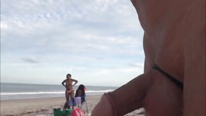 Mulher video sexo em grupo Madura com Mamas pequenas acaricia a sua rata