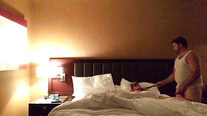 Loira madura em hotéis geme sexo brutal e grupal de espancamento anal