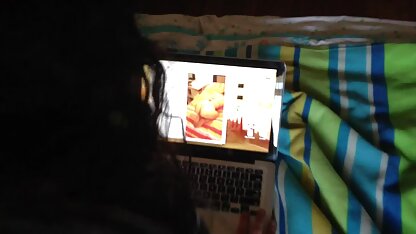 Uma mulher madura põe grandes Mamas filmes sexo em grupo Enormes ninfas pretas nos mamilos