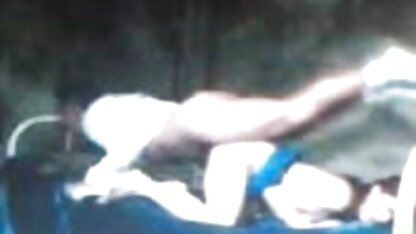 MILF Sonia fingindo homem filme porno grupal em luvas de couro